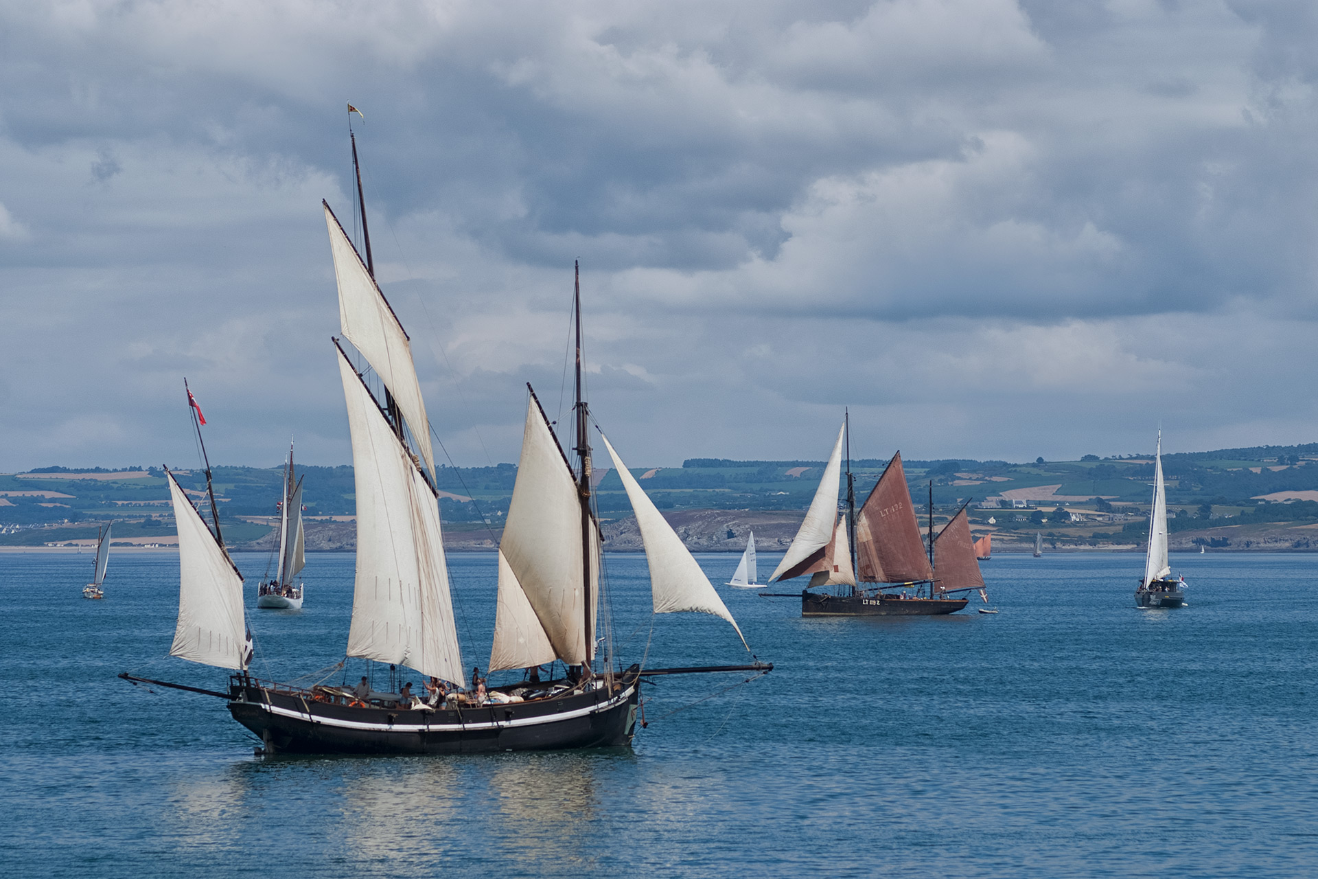 Pin's Bateau Voilier Vieux Gréement - Bisquine Signé Artimon