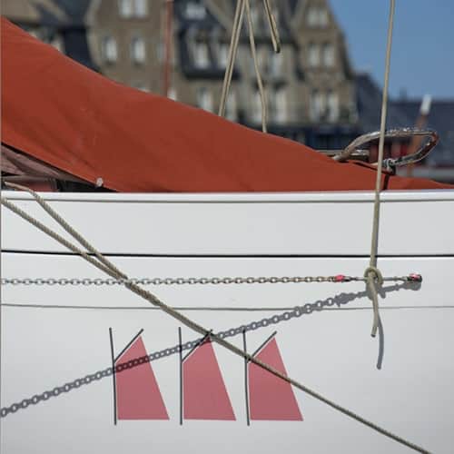 Gros plan sur une coque de voilier