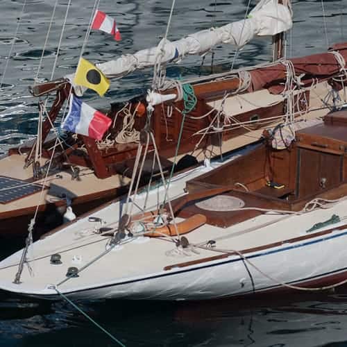 Yachts à couple dans le port