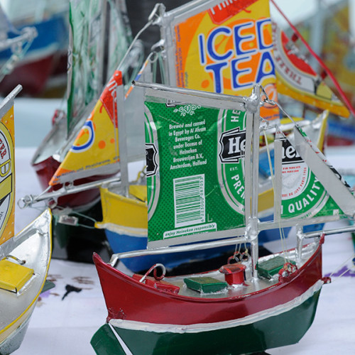 Bateaux miniatures en matériaux de récupération