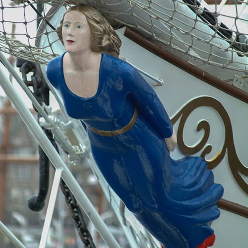 Femme ornant la proue d'un grand voilier