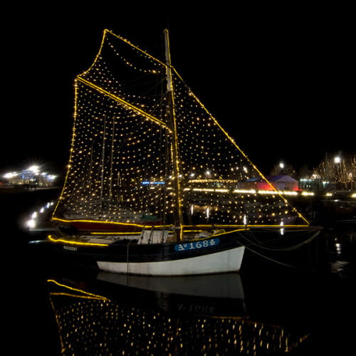 Voilier paré de lumières pour les fêtes de fin d'année