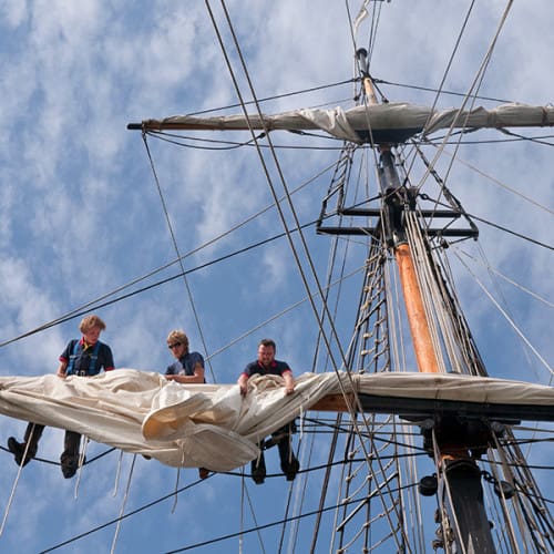 Marins dans la mâture