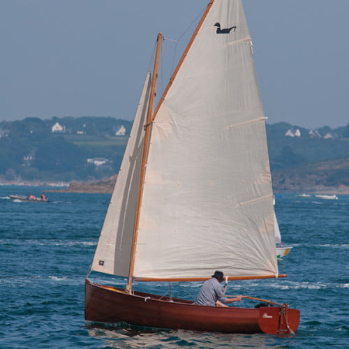 Voilier régatant en baie de Morlaix