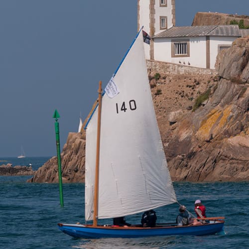 Voile-aviron devant le phare de l'île Louët
