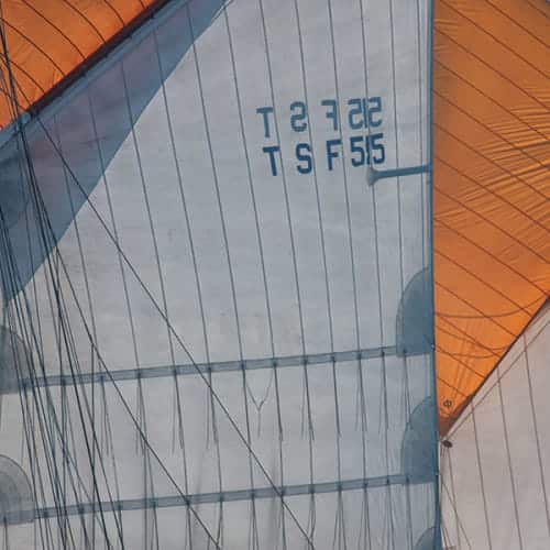 Voiles oranges et blanches