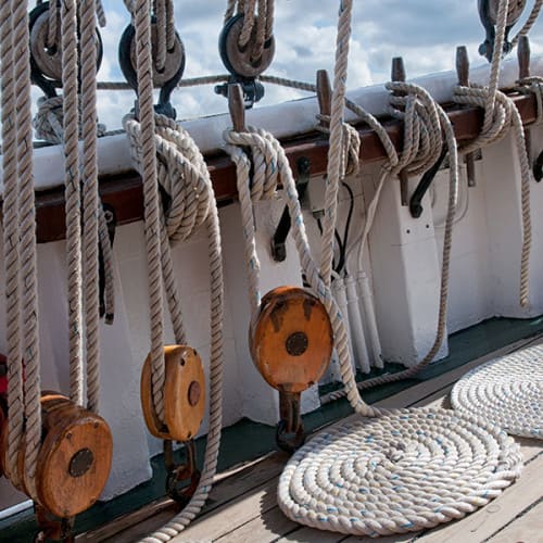 Poulies et cordages lovés