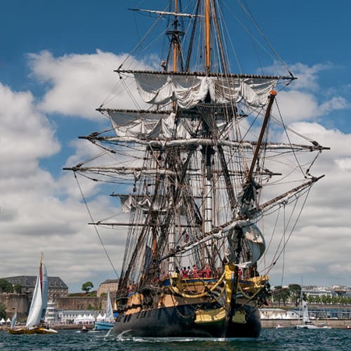 L'Hermione, sortant du port de Brest