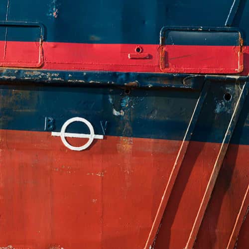 Gros plan sur une coque de chalutier