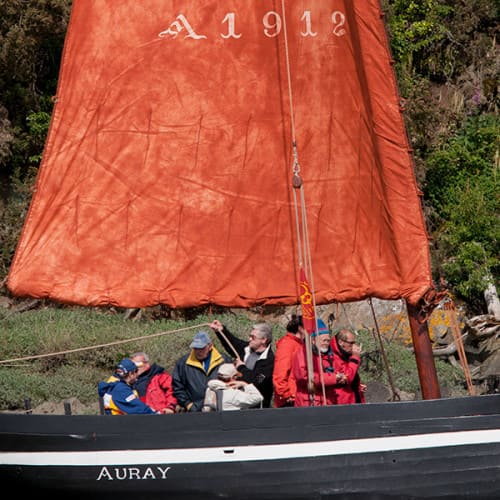Voilier traditionnel sur la rivière d'Auray