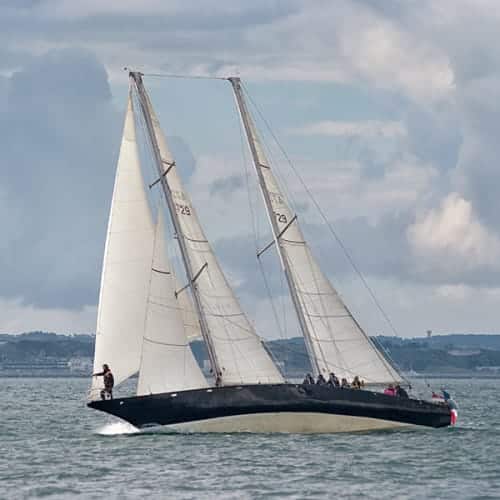 Le voilier Pen Duick III en rade de Brest