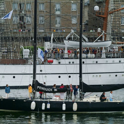 Pen Duick III dans le port de Saint-Malo