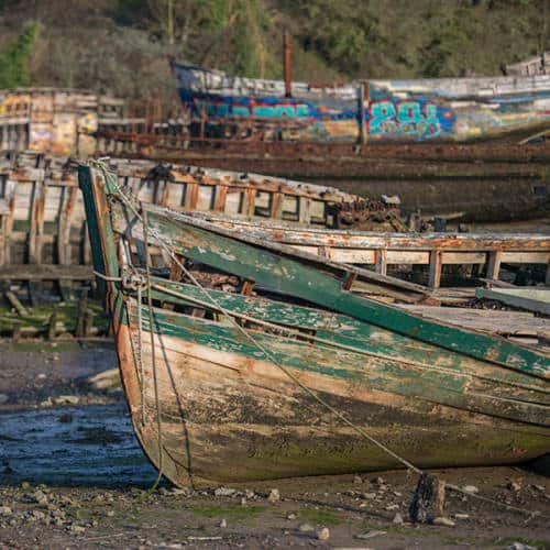 Anciens bateaux de pêche terminant leur vie