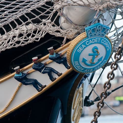 Proue décorée du TS Royalist