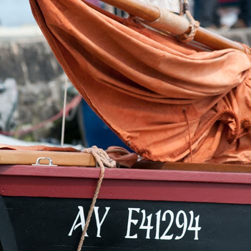 Gros plan sur une voile ocre