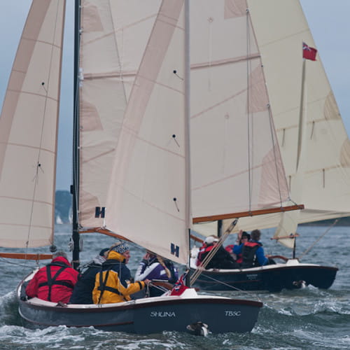 Le voilier Shuna en régate pendant la Semaine du Golfe