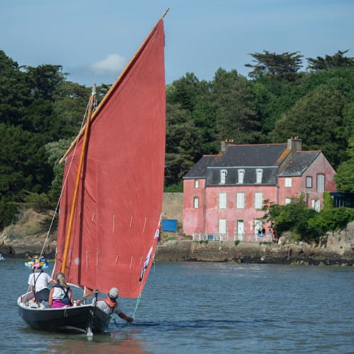 Voilier-aviron de la Semaine du Golfe entrant dans la rivère de Vannes