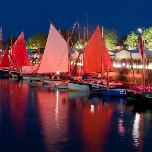 Bateaux de travail illuminés