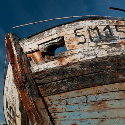 Vieille coque de bateau délabré