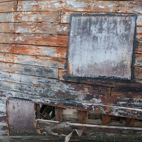 Vieille coque de bateau rafistolée