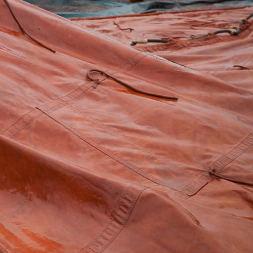 Tannage de voiles à l'ancienne