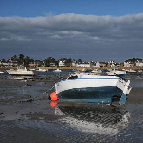 Bateaux échoués sur le sable à marée basse