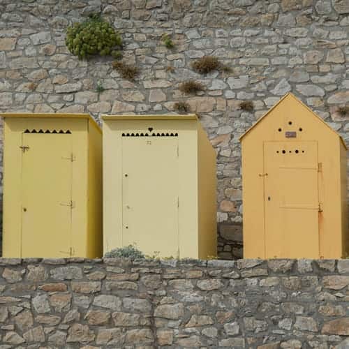 Cabines de plage jaunes