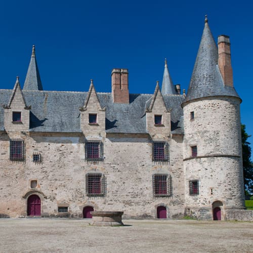 Cour du château de Bois-Orcan