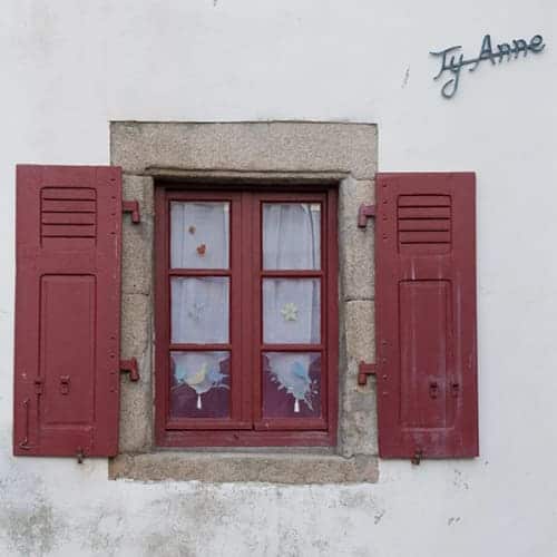 Maison aux volets peints