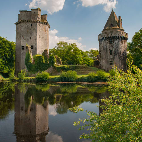 Tours d'Elven se mirant dans l'eau
