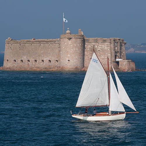 Voilier passant devant le château du Taureau