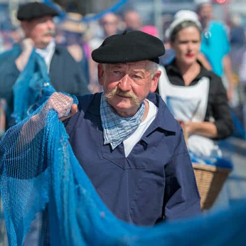 Marin défilant en tenant un filet de pêche