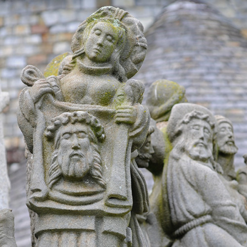 Statue en granit de Sainte Véronique
