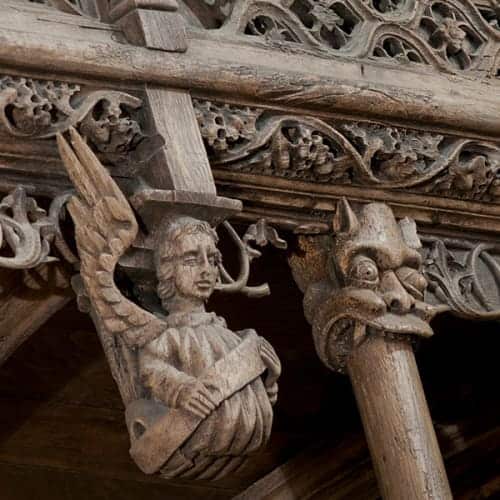 Ange et sonneur sculptés
