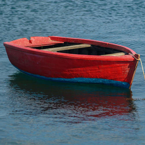 Canots bleu et rouge au mouillage