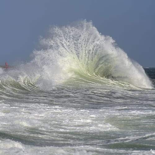 Vague éclatant en gerbe