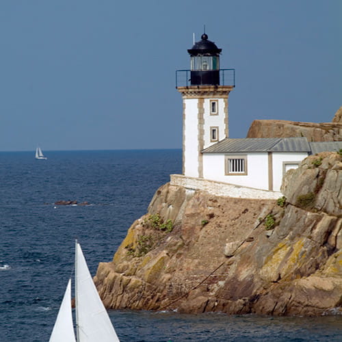 Voilier devant l'île Louët