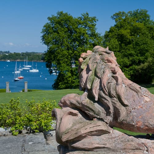 Lion sculpté tourné vers la Rance