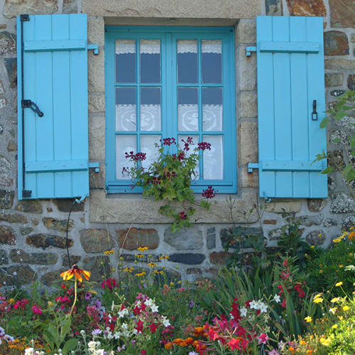 Maison bretonnes aux volets bleus