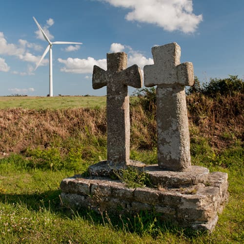 Croix anciennes et éoliennes