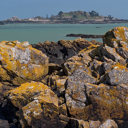 Rochers devant l'île Saint-Rion