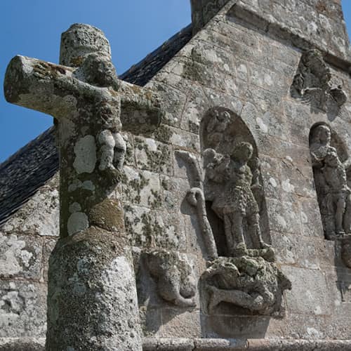 Calvaire et personnages sculptés