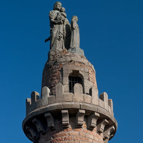 Statues au sommet de la tour de Kerroc'h