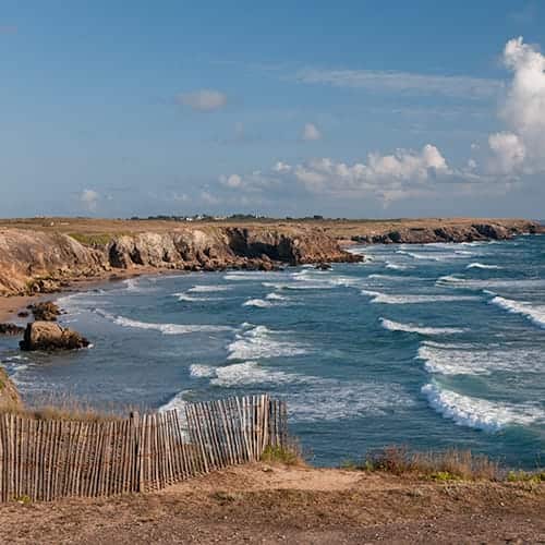 Vagues venant s'échouer sur le rivage