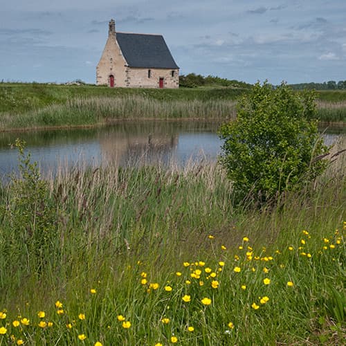 Chapelle posée sur la digue