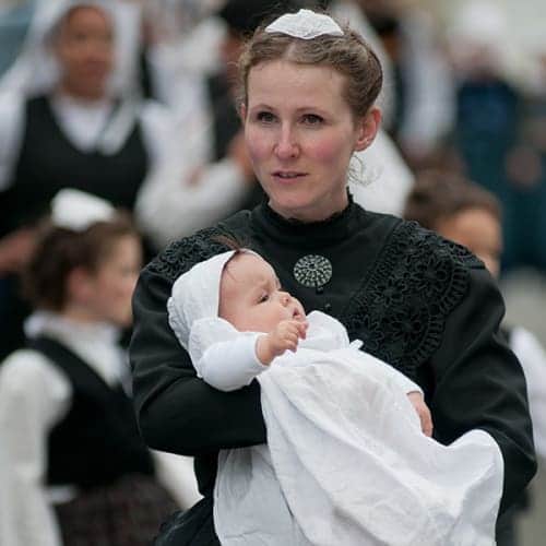 Jeune femme portant son bébé