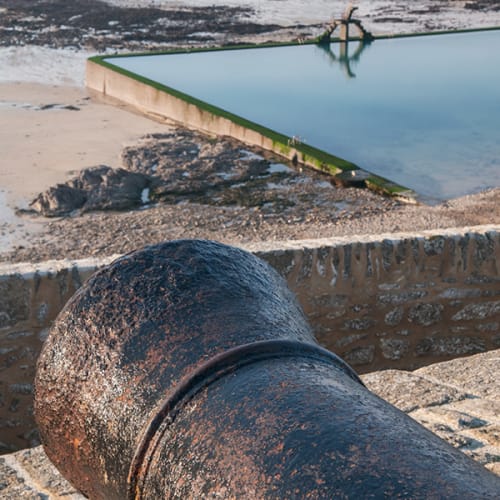 Canon pointé vers le large à Saint-Malo