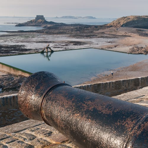 Canons pointés sur le large