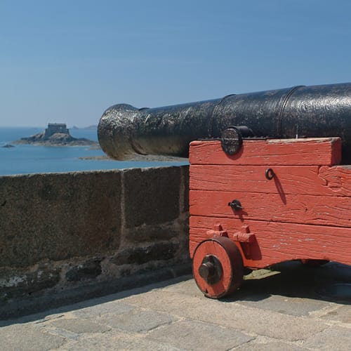 Canon pointé sur le Petit Bé à Saint-Malo