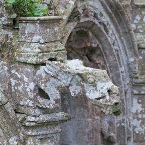 Gargouille sculptée dans le granit
